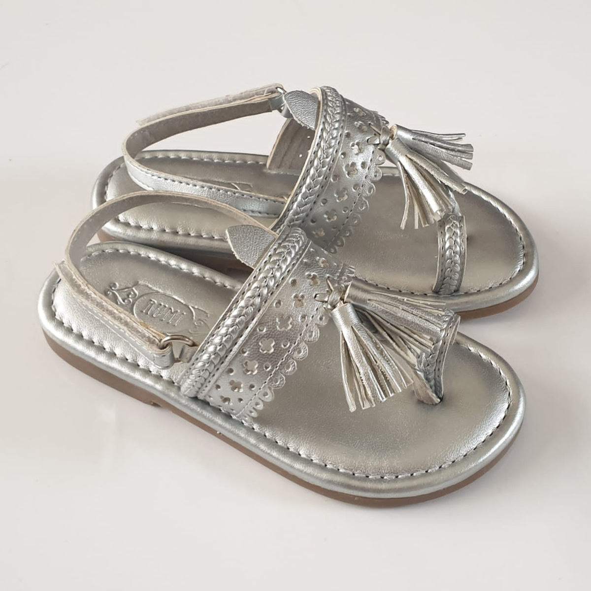 Silver Kolhapuri slippers with leather tassels - P&S Company